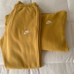 Nike Men's Gold Sweatpant and Sweatshirt